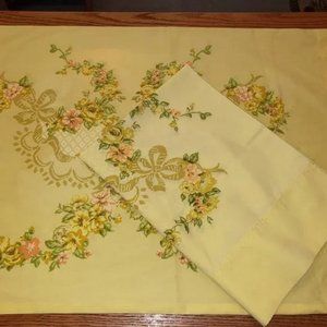 ❤ Queen size pretty vintage floral pillow case set overall very nice shape as is
